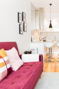 salon z czerwoną kanapą i kuchnią w obiekcie Augusta Street 213 - 3 Dto - Your Home in Lisbon w Lizbonie