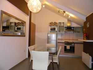Kuchyň nebo kuchyňský kout v ubytování Apartments Lorenco