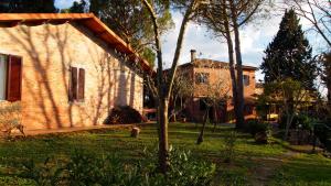 una gran casa de ladrillo en medio de un patio en Agriturismo La Terra, en Valiano