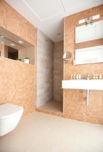 ein Bad mit einem Waschbecken und einem Spiegel in der Unterkunft Mardenit Hotel Boutique in Orba