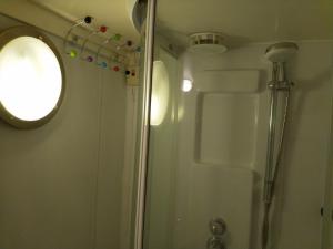 un bagno con doccia con porta in vetro di B&B Altijd Welkom a Ruinen