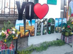 Un signe qui dit vautour à cœur rouge dans l'établissement Casa Landivar Hotel, à Antigua Guatemala