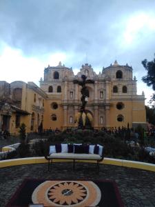 アンティグア・グアテマラにあるCasa Landivar Hotelの噴水付きの建物前のベンチ