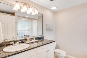 Bathroom sa Big O Beach - White Sands Townhomes