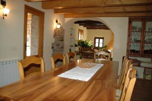 ein Esszimmer mit einem Holztisch und Stühlen in der Unterkunft Cal Solsona in La Baronia de Rialb