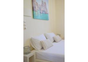 A bed or beds in a room at Tsakonas Plakes Studios