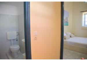 A bathroom at Tsakonas Plakes Studios