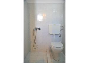 A bathroom at Tsakonas Plakes Studios