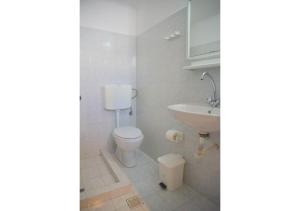 A bathroom at Tsakonas Plakes Studios
