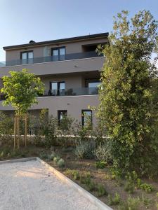 een appartementencomplex met bomen ervoor bij Casa Rovigno in Rovinj