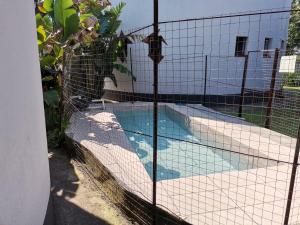 格拉斯科普的住宿－Graskop family retreat and backpackers，铁丝网围栏后面的游泳池