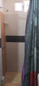 Un baño con ducha con cortina de ducha. en Apartamento Agustín, en San Bernardo