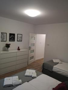um quarto com 2 camas, um armário e uma porta em Apartament Marcella em Gorzów Wielkopolski