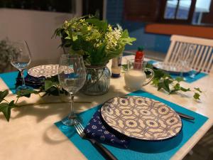 una mesa con un plato y vasos sobre una mesa en Casa praia Porto de Galinhas Toquinho en Ipojuca