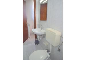 A bathroom at Tsakonas Plakes Studios