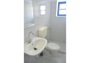 A bathroom at Tsakonas Plakes Studios