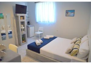 A bed or beds in a room at Tsakonas Plakes Studios