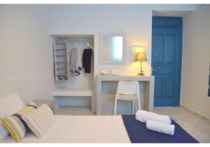 A bed or beds in a room at Tsakonas Plakes Studios Még 37 kép