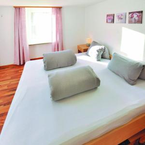 Rúm í herbergi á Hotel Greina