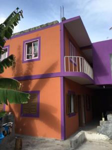 a colorful house with purple accents at Casa Familiar Gilda in Ribeira Grande
