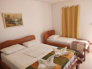 En eller flere senge i et værelse på Hotel Portal Do Mar