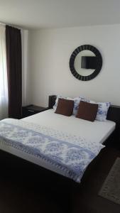 A bed or beds in a room at Pensiunea Julian House