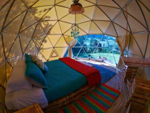 a room with a bed in a yurt at Alma de Campo Glamping - Laguna de Suesca in Suesca