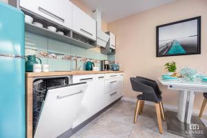 A kitchen or kitchenette at Apartament Lazure