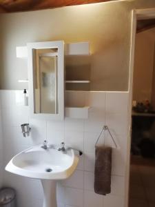 een badkamer met een witte wastafel en een spiegel bij Hopetown Accommodation in Hopetown