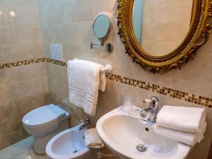 ローマにあるスイート ダル コンテのバスルーム(洗面台、トイレ、鏡付)