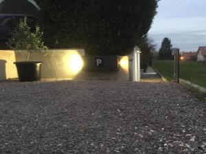 a driveway with lights on the side of a house at Appartement -Villa ROYAL Hélène in Oberlauterbach