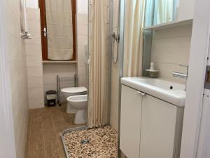 La petite salle de bains est pourvue de toilettes et d'un lavabo. dans l'établissement My House, à Montesilvano