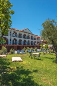 A garden outside Castelli Hotel-Adults Only