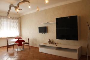 Una sala de estar con un televisor de pantalla plana en la pared. en Alloggio Turistico 3 minuti da aeroporto- Fiumicino centro, en Fiumicino