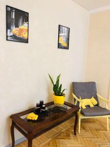 Posedenie v ubytovaní Sunflower Apartment near Kiev airport & railway station & center city!