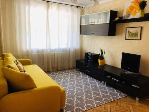 Televízia a/alebo spoločenská miestnosť v ubytovaní Sunflower Apartment near Kiev airport & railway station & center city!