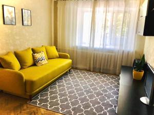 Posedenie v ubytovaní Sunflower Apartment near Kiev airport & railway station & center city!