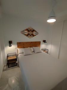 ein Schlafzimmer mit einem großen weißen Bett in einem Zimmer in der Unterkunft APARTAMENT MIJAS BEACH, ÁNGEL in La Cala de Mijas + 17 Fotos