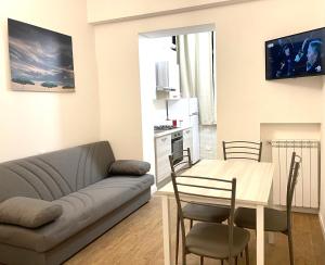 - un salon avec un canapé et une table dans l'établissement My House, à Montesilvano
