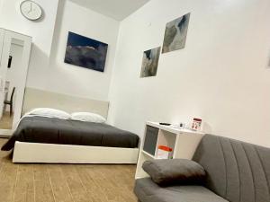 - une chambre avec 2 lits et un canapé dans l'établissement My House, à Montesilvano