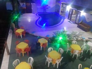 een uitzicht over een zwembad met tafels en stoelen bij Pé N'Areia in Cabo Frio