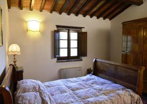 a bedroom with a bed and a window at Residence Il Casale in Cortona