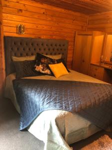 Postel nebo postele na pokoji v ubytování Alpine Lodge Motel