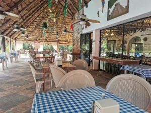 A restaurant or other place to eat at Hotel Doralba Inn Chichen