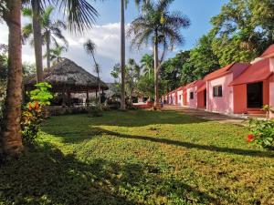 a view of the courtyard of a resort at Hotel Doralba Inn Chichen in Chichén-Itzá