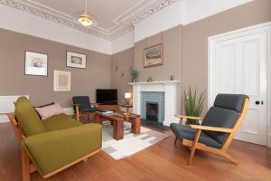 a living room with a couch and a fireplace at 16 1 Eildon Street in Edinburgh