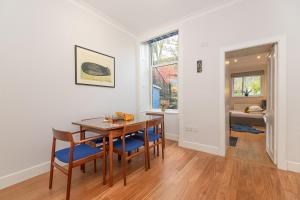 a dining room with a table and chairs and a bedroom at 16 1 Eildon Street in Edinburgh