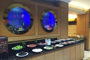 un buffet avec des bols et des assiettes de nourriture dans l'établissement Marlight Boutique Hotel, à Izmir