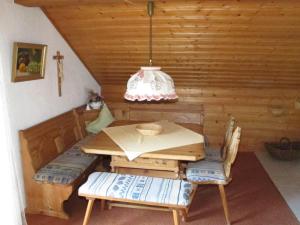 een eetkamer met een tafel en stoelen in een hut bij Ferienhaus-Haidweg-Wohnung-5 in Haidmühle