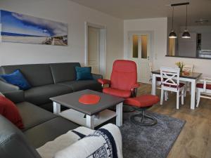 ein Wohnzimmer mit einer Couch und einem Tisch in der Unterkunft Techt bi Strön in Westerland